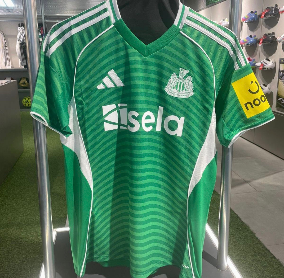 Newcastle United Away Jersey, Lightweight Athletic Performance Shirt for Soccer Fans 2025 2026